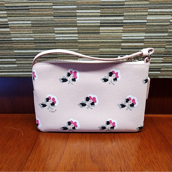 NWOT Coach Light Pink Floral Zip Wristlet - Picture 2 of 5